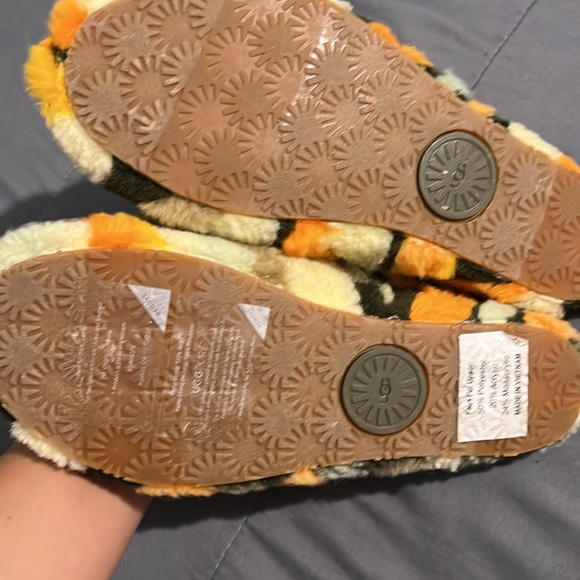 NEW! UGG SLIDES - Picture 3 of 3